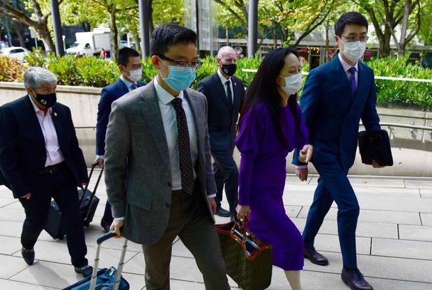 Photo: Huawei chief financial officer Meng Wanzhou returns to British Columbia Supreme Court on Aug. 18, 2021, in Vancouver, during her last extradition hearing. (DON MACKINNON/AFP/GETTY IMAGES)