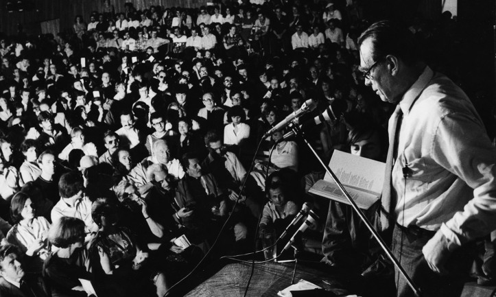 Czesław Miłosz speaking onstage to a crowd of students at Warsaw University, Poland, 1981. Photo by Keystone/Getty
