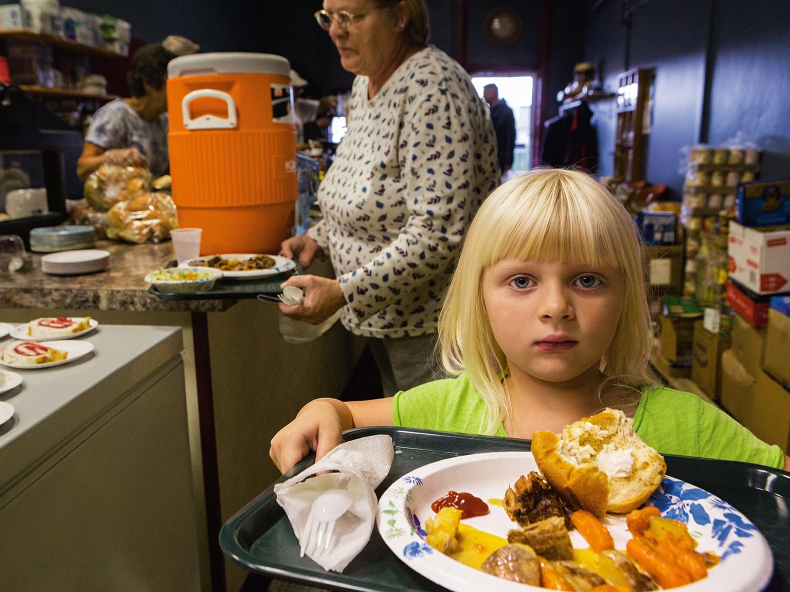 Child and mother use food bank in Iowa, USA